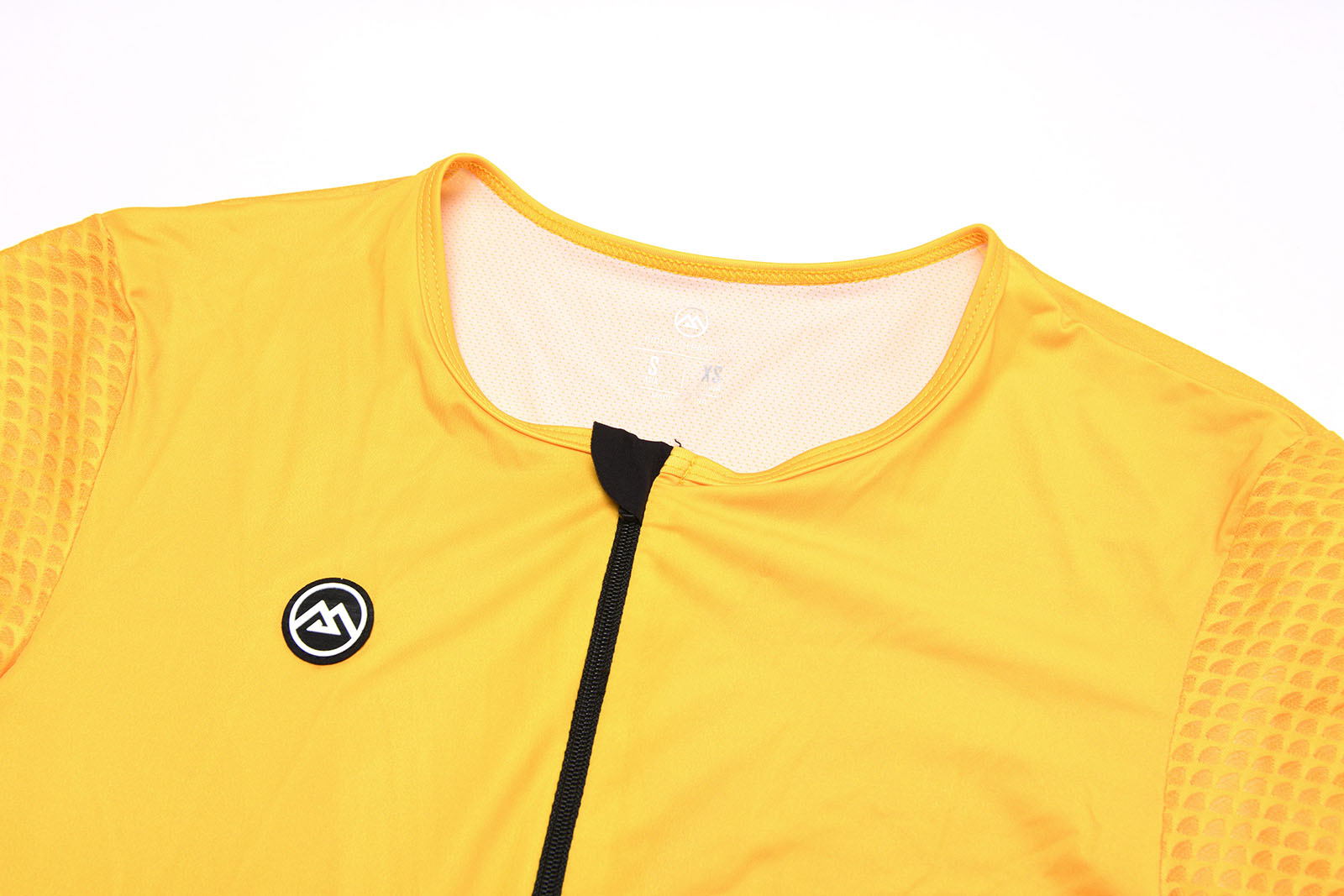 Unrestrictive low cut collar